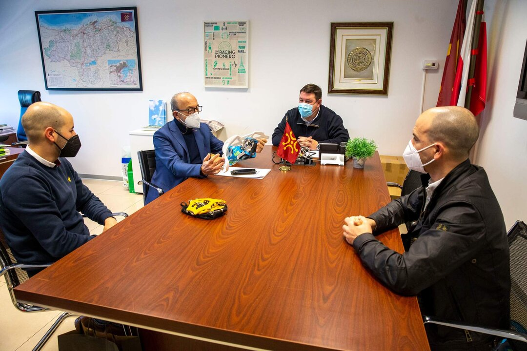 10:00.- Despacho del consejero (PCTCAN, 5ª planta)
El consejero de Industria, Turismo, Innovación, Transporte y Comercio, Javier López Marcano, recibe a los organizadores del Certamen de Raquetas de nieve en Fuente Dé.
08 FEBRERO 2022 © Miguel De la Parra