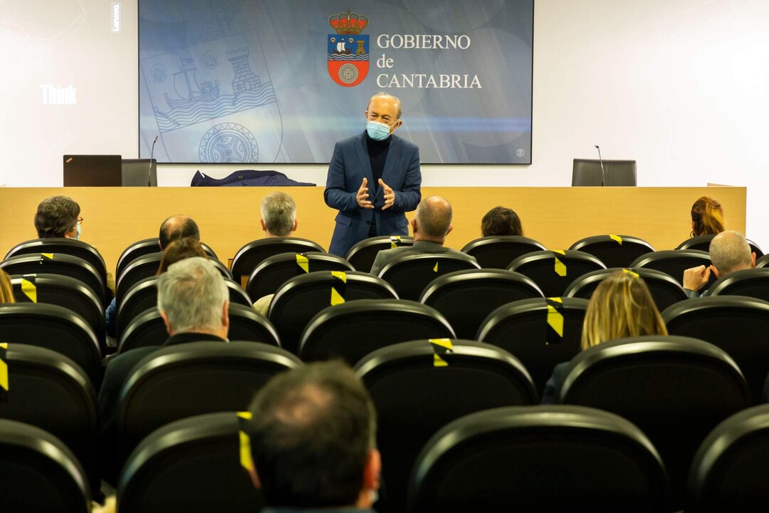 11:00 horas. Salón de actos del Gobierno, PCTCAN (planta cero)
El consejero de Industria, Turismo, Innovación, Transporte y Comercio, Javier López Marcano, presenta las ayudas de la Consejería a los representantes de la CEOE-CEPYME. 23 FEBRERO 2022 © Miguel De la Parra