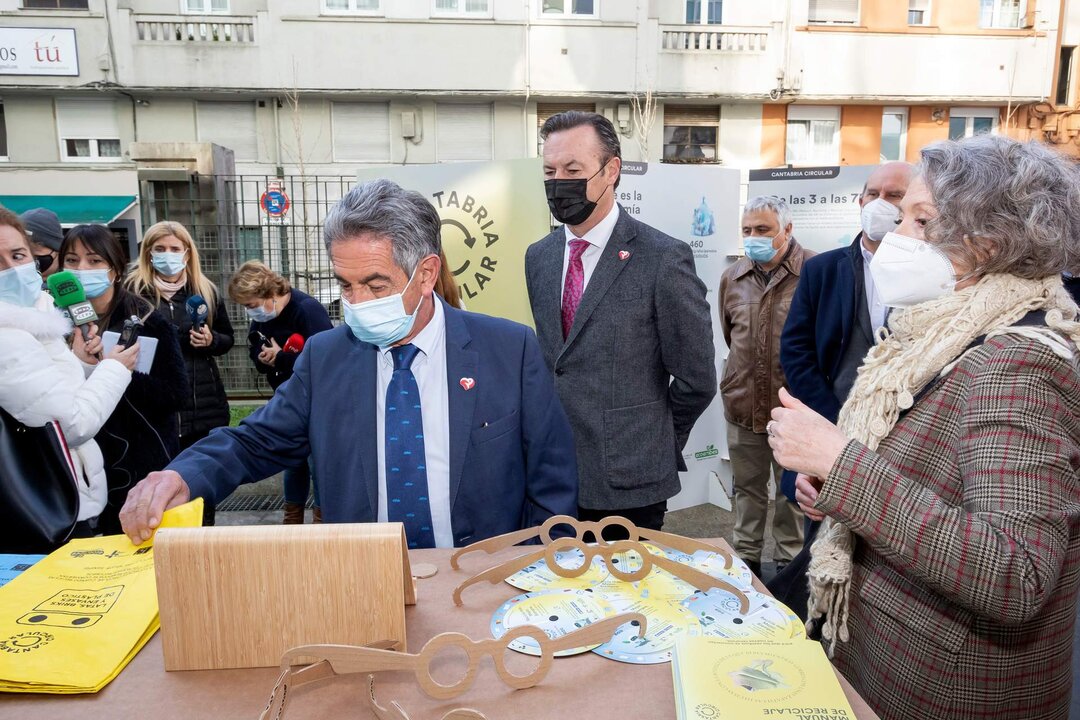 10:00 horas. Hall de entrada del Gobierno de Cantabria
El presidente de Cantabria, Miguel Ángel Revilla, y el consejero de Desarrollo Rural, Ganadería, Pesca, Alimentación y Medio Ambiente, Guillermo Blanco, presentan la exposición itinerante ‘Cantabria Circular’, dentro del plan de acciones de la campaña ‘El mundo. Recicla más. Mejor. Siempre’.
