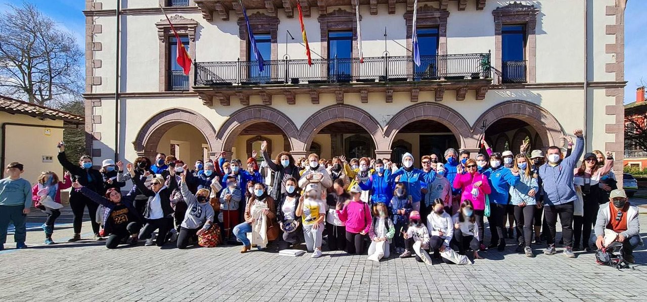 Cerca de un centenar de personas marchan por la igualdad en Comillas