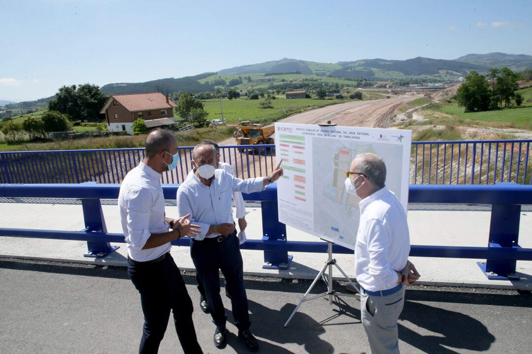 12:00 horas. Sierrapando, Torrelavega
El consejero de Industria, Turismo, Innovación, Transporte y Comercio, Javier López Marcano, acompañado del alcalde de Torrelavega, Javier López Estrada, y el director de SICAN, Antonio Bocanegra, visita los terrenos del futuro polígono industrial de La Hilera. Sierrapando, Torrelavega.
nr
16 jul 21