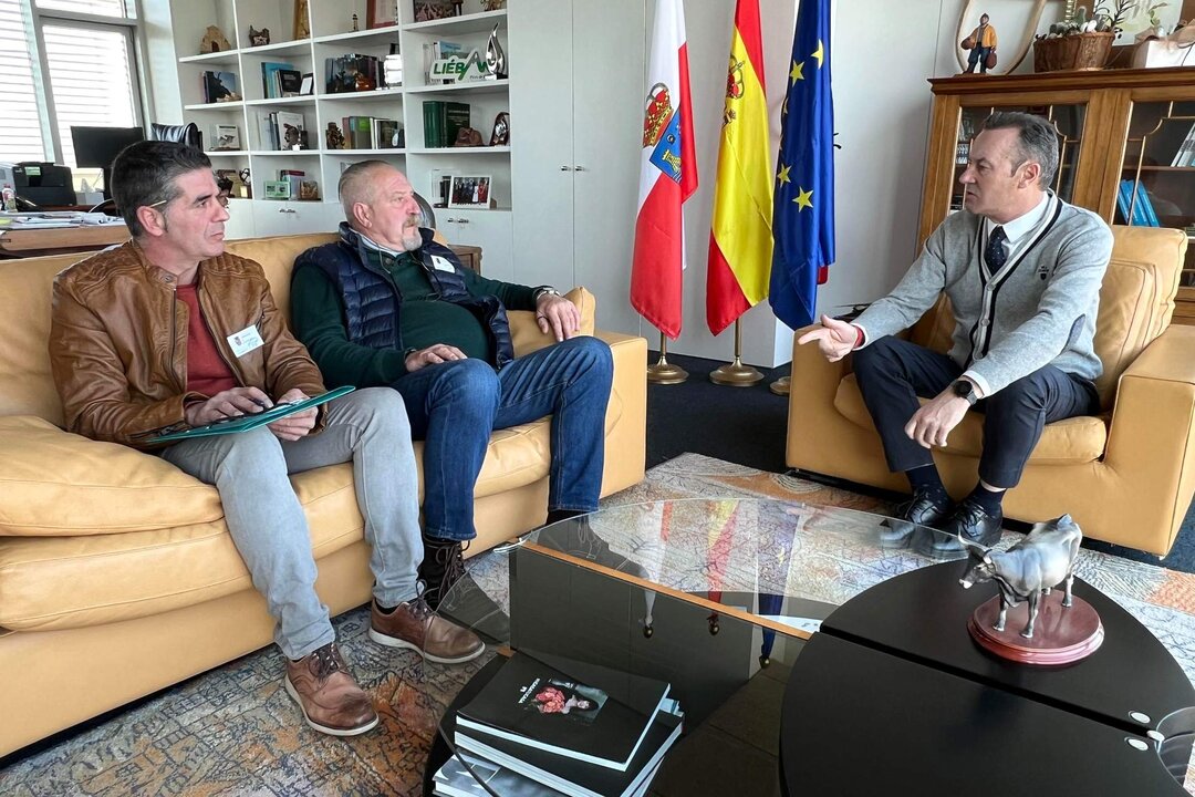 12:30 horas. Despacho del consejero Desarrollo Rural, Ganadería, Pesca,
Alimentación y Medio Ambiente
El consejero de Desarrollo Rural, Ganadería, Pesca, Alimentación y Medio
Ambiente, Guillermo Blanco, recibe al alcalde de Anievas, Agustín Pernía.12:30 horas. Despacho del consejero Desarrollo Rural, Ganadería, Pesca,
Alimentación y Medio Ambiente
El consejero de Desarrollo Rural, Ganadería, Pesca, Alimentación y Medio
Ambiente, Guillermo Blanco, recibe al alcalde de Anievas, Agustín Pernía. 17 FEBRERO 2023 © Miguel De la Parra