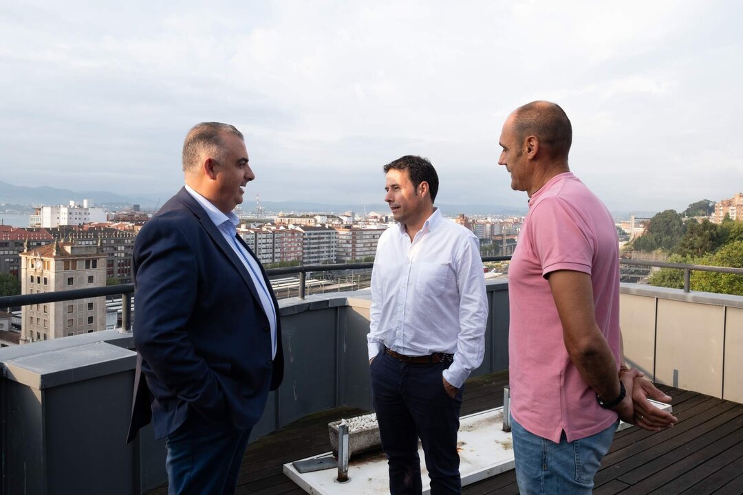 09:00 horas. Despacho del consejero de Fomento, Ordenación del Territorio y Medio Ambiente. El consejero de Fomento, Ordenación del Territorio y Medio Ambiente, Roberto Media, se reúne con el alcalde de Valdeprado del Río, Jaime Soto. 11 de septiembre de 2023 © Raúl Lucio