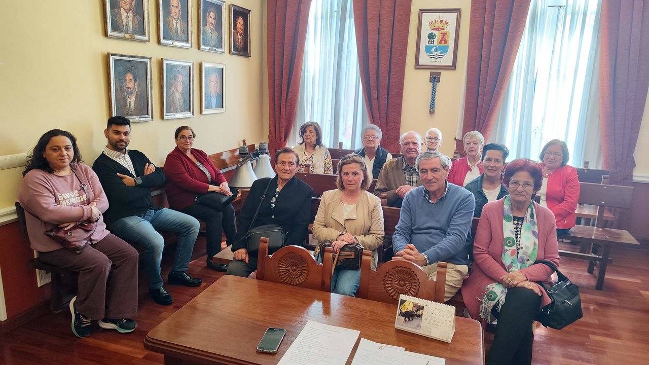 Reunión del alcalde y los usuarios del transporte municipal de carácter social de  Suances