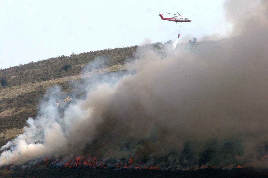 11:00	Helipuerto de Ruente 	El consejero de Ganadería, Agricultura y Pesca, Jesús Oria,  asiste al desarrollo de un ejercicio práctico de coordinación aérea en extinción de incendios forestales.

Nacho Romero ©
12 abril 07