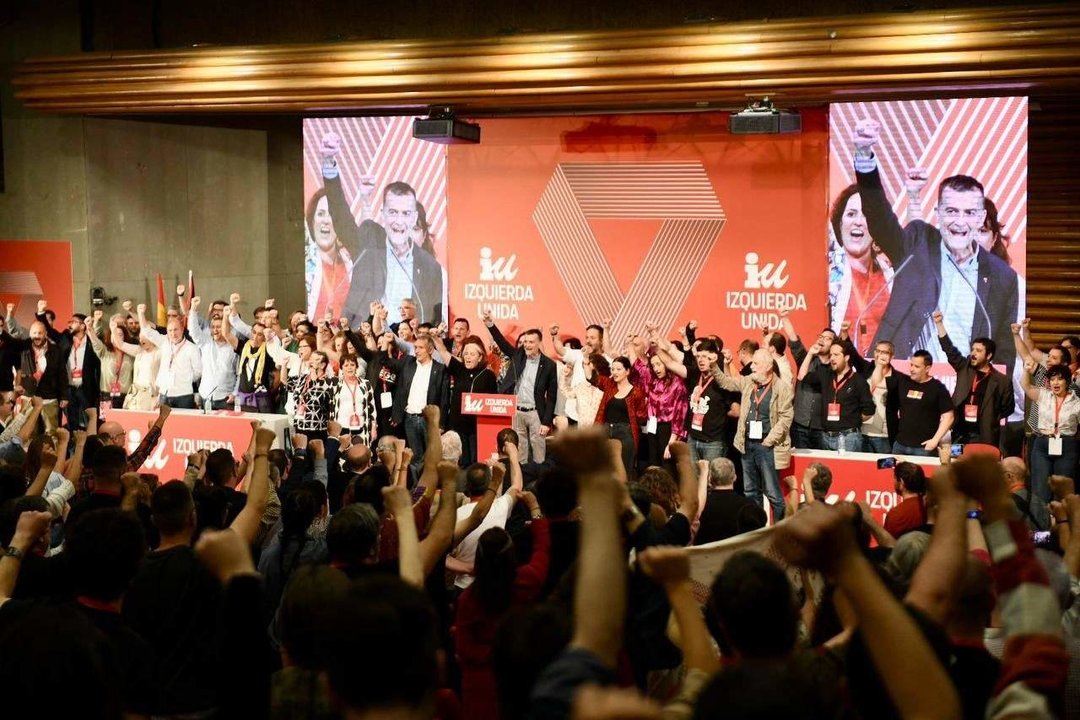 Imagen del final de la XIII Asamblea de IU