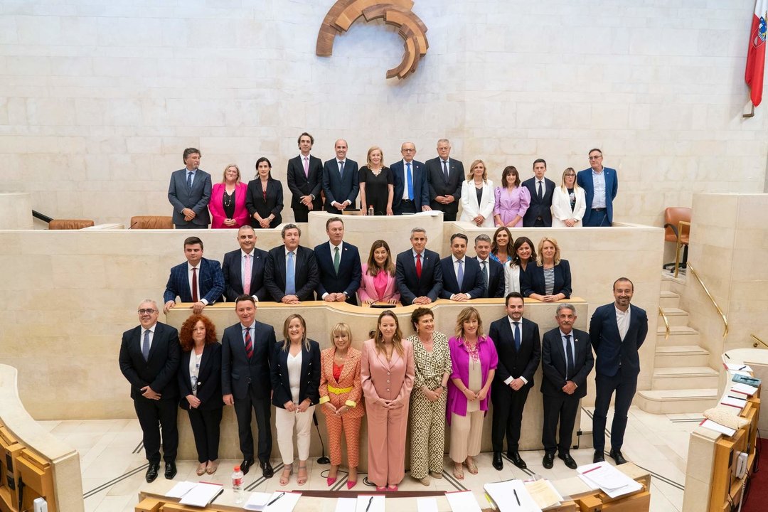 Ttoma posesion miembros de la xi legislatura del parlamento de cantabria .