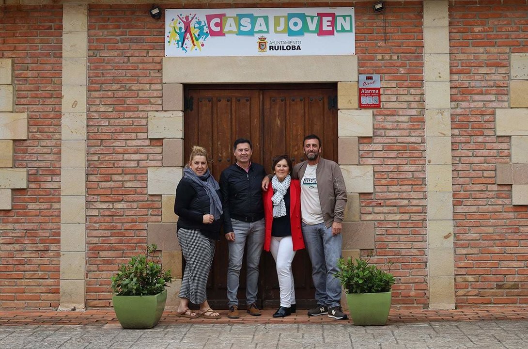 El alclade de Ruiloba, Julio Pinna, junto a los concejales del equipo de gobierno en la Casa Joven del municipio