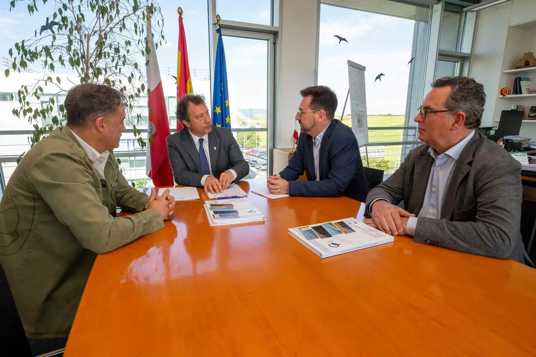 08:30 horas. Despacho del consejero

El consejero de Desarrollo Rural, Ganadería, Pesca y Alimentación, Pablo Palencia, firma un convenio de colaboración con el Grupo de Acción Costera Occidental. Posteriormente, a las 10:00 horas, hará lo mismo con el Grupo de Acción Costera Oriental.  14 JUNIO 2024 © Miguel De la Parra