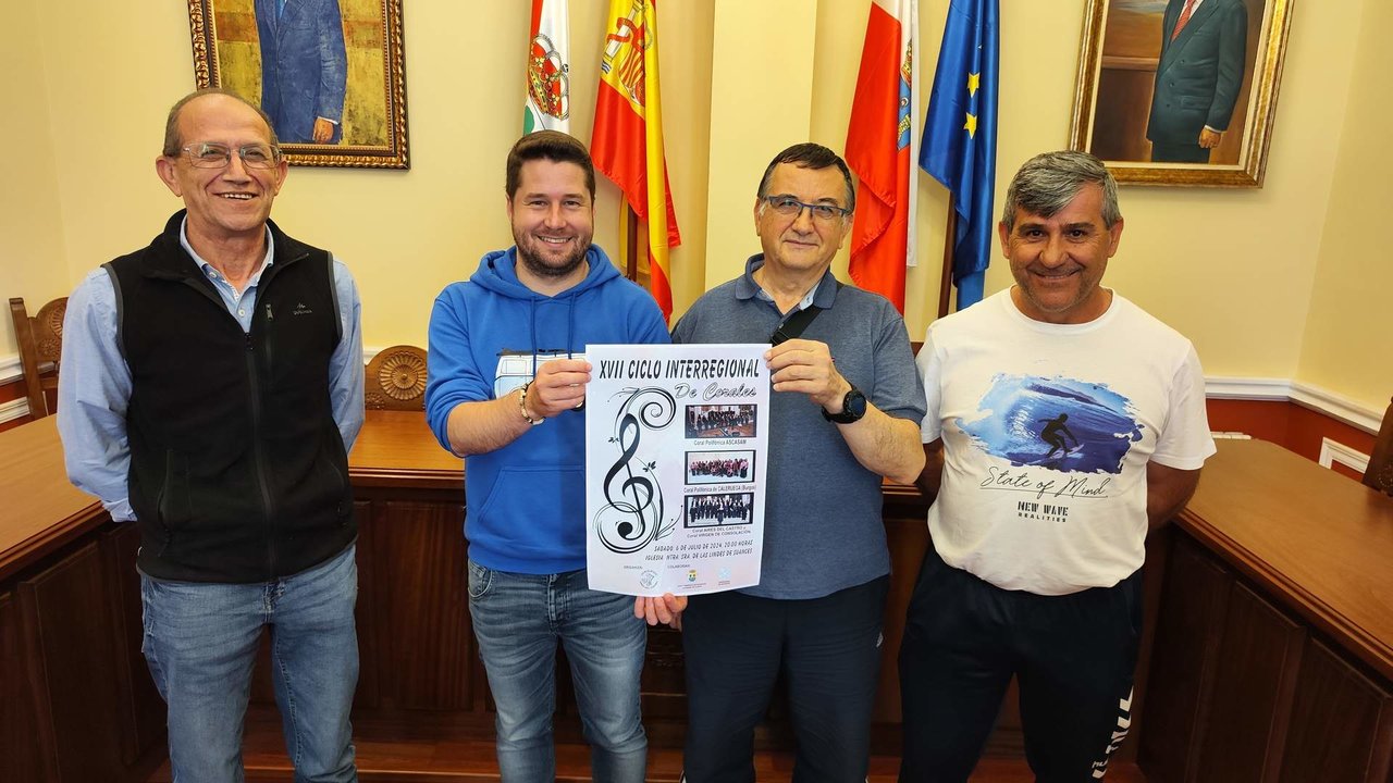 César Sánchez, Fran Gascón, Mario López y José Zatón con el acrtel que anuncia el XVII Ciclo Interregional de Corales