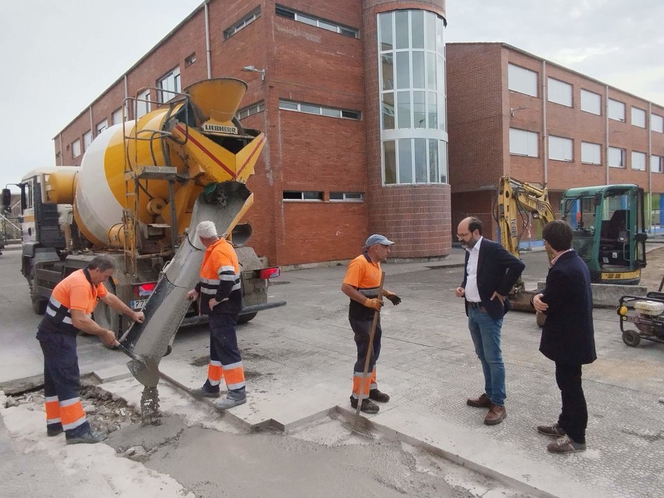 Urraca en una obra realizada recientemente en Torrelavega