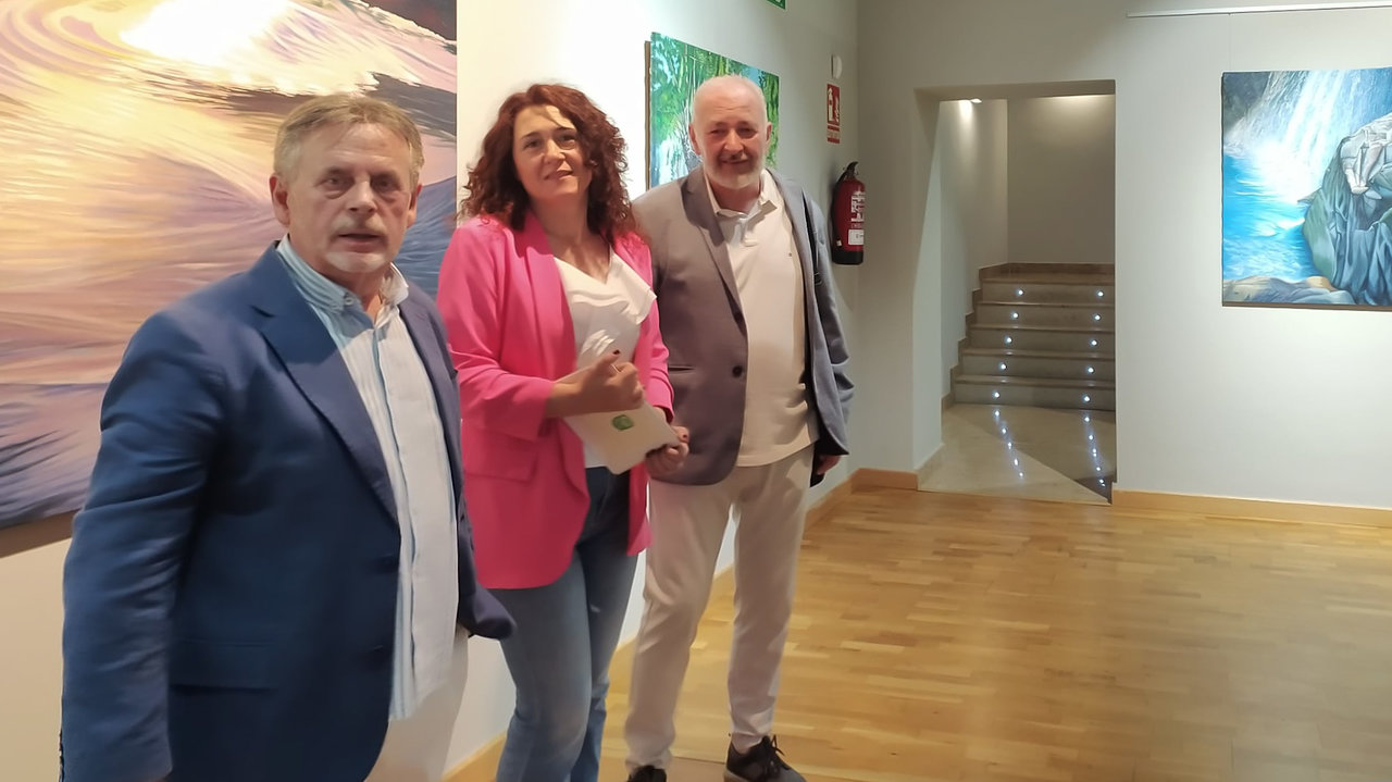 La concejala de Cultura, Vanesa Sánchez, junto al artista, José Antonio López Rivas y Ángel Acero 