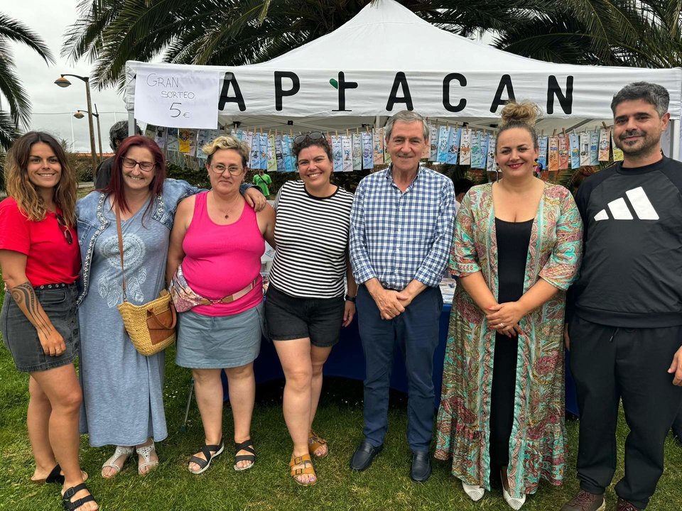 Responsables de APTACAN y autoridades municipales de Suances en la jornada solidaria