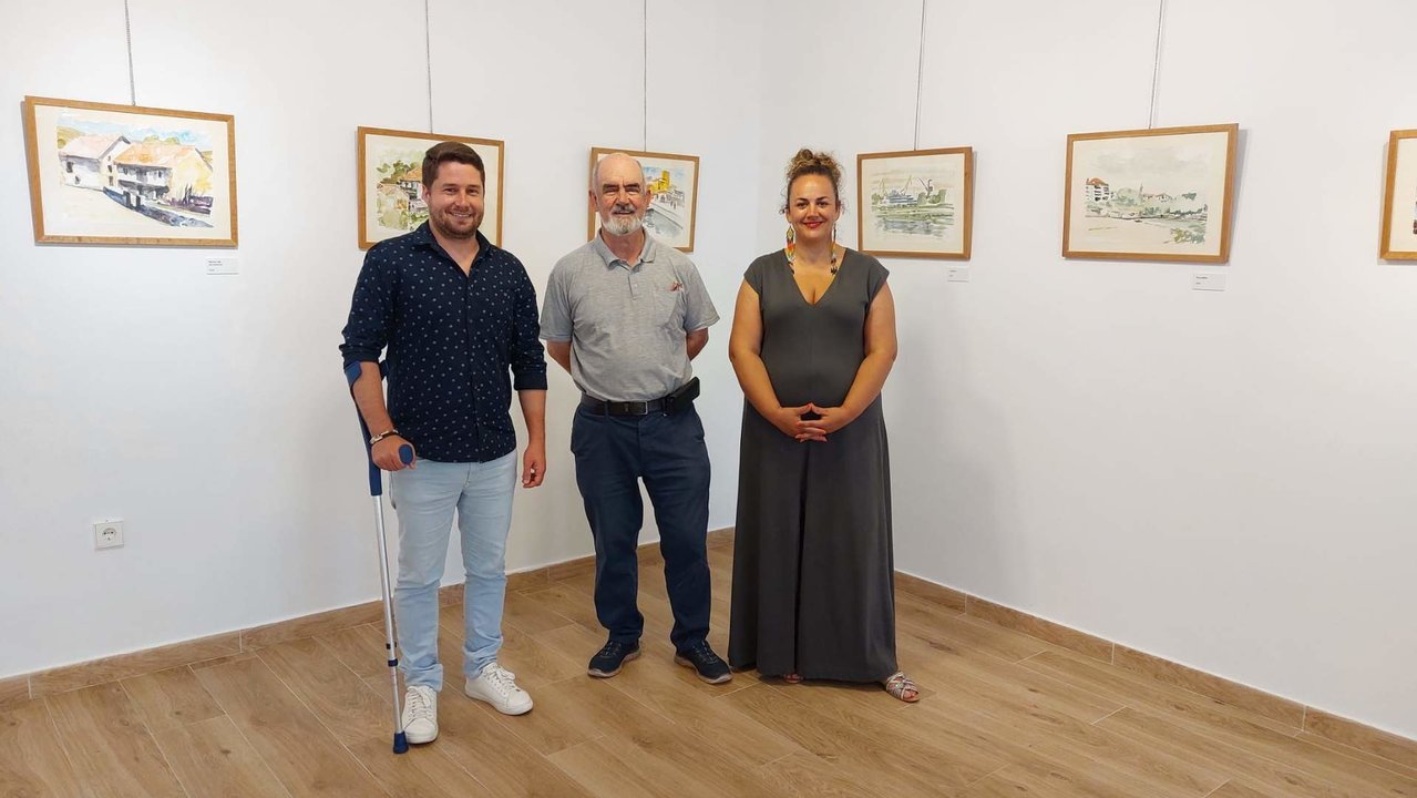 El artista Manuel Villanueva junto al concejal de Cultura, Fran Gascón y la concejala de Mujer, Raquel Fernández