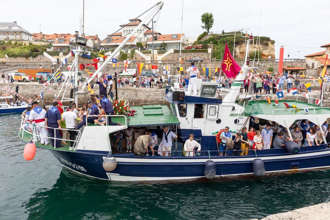 La procesión marítima en honor al Santo Cristo del Amparo vuelve a congregar a centenares de personas en Comilla2