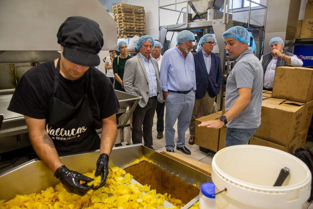 11:30 horas. Patatas Vallucas. Villanueva de la Nía, Valderredible

El consejero de Desarrollo Rural, Ganadería, Pesca y Alimentación, Pablo Palencia, realiza una visita institucional a Patatas Vallucas. 8 JULIO 2024 © Miguel De la Parra