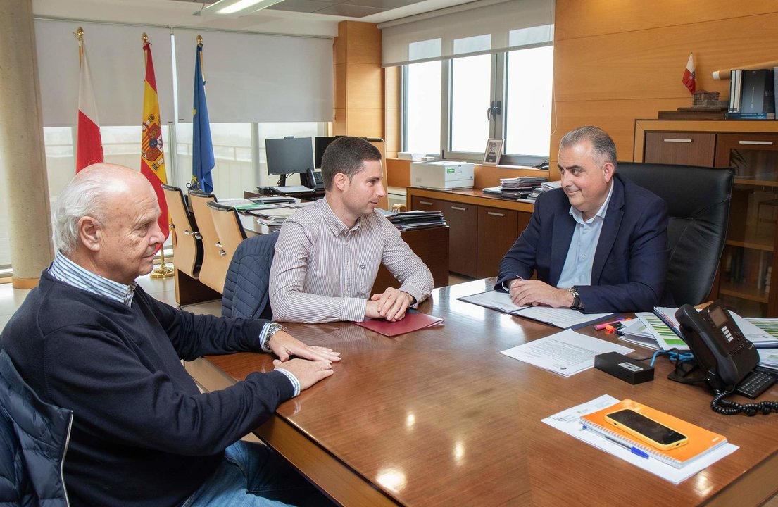 El consejero de Fomento, Ordenación del Territorio y Medio Ambiente, Roberto Media, recibe al alcalde de Rasines. 
30 mayo 2024