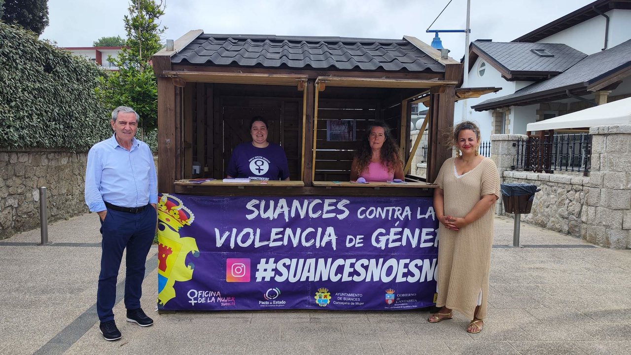 El alcalde, Andrés Ruiz y la concejala de Mujer e Igualdad, Raquel Fernández en el Punto Violeta de la Playa de La Concha en Suances