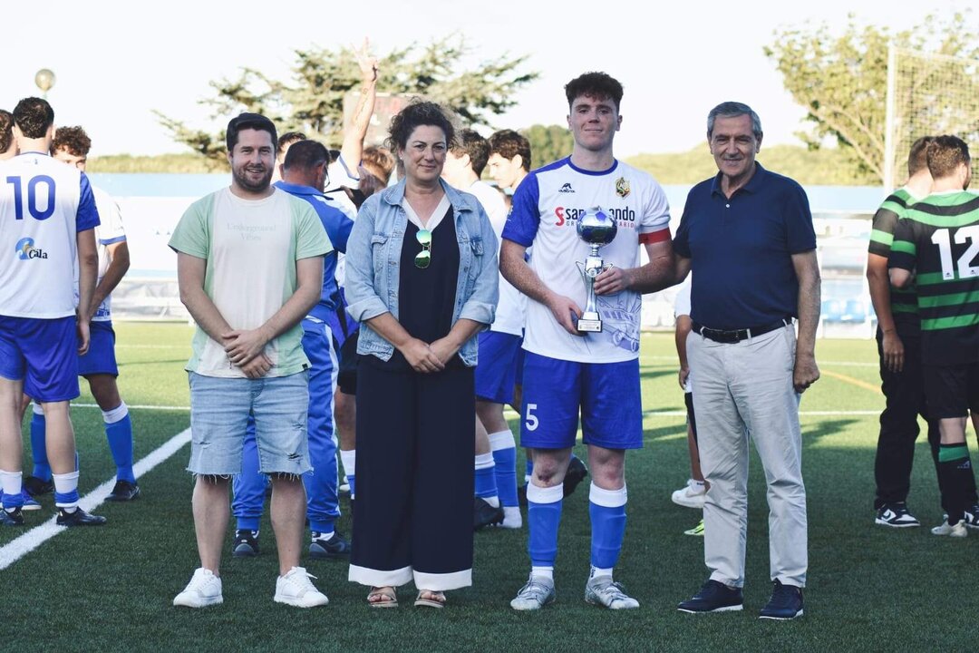 El alcalde de Suances, Ruiz Moya, junto a los concejales, Ana Santiago y Fran Gascón entregan el trofeo a la S.D. San Martín de la Arena