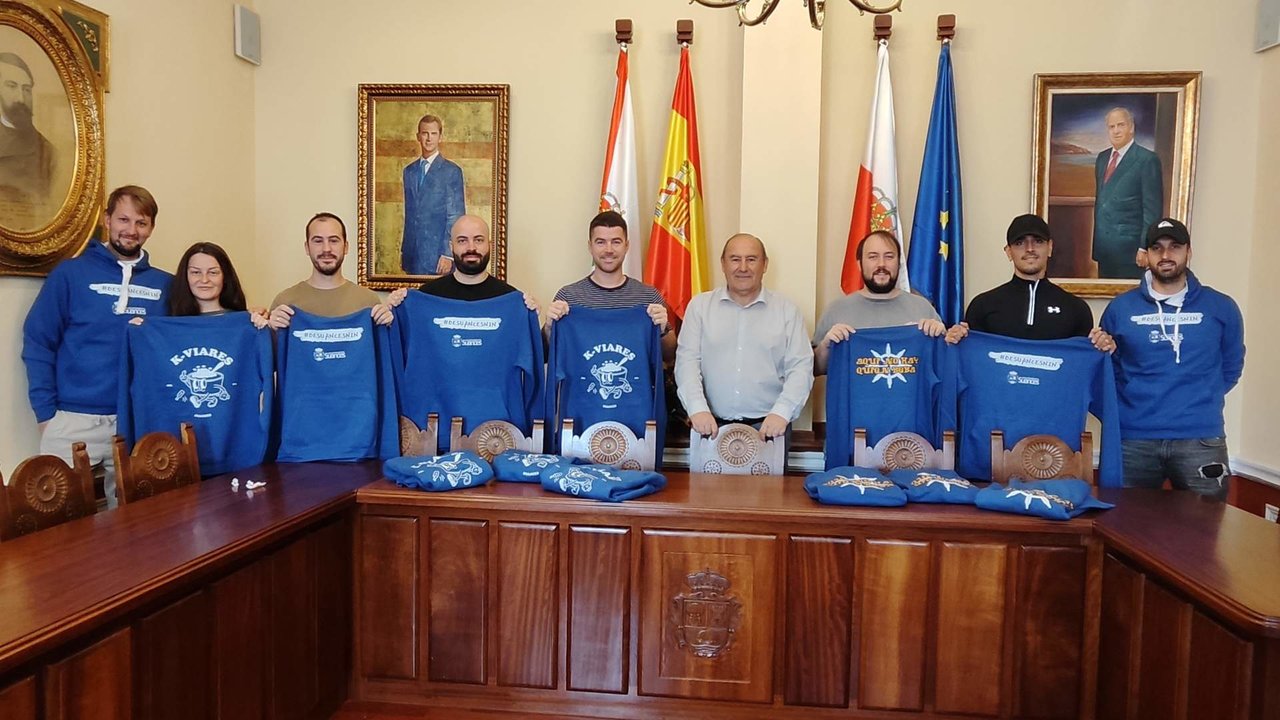 El concejal de Festejos, José Luis Plaza, recibió en el Ayuntamiento a los ganadores del I Concurso de Peñas #DeSuancesNin