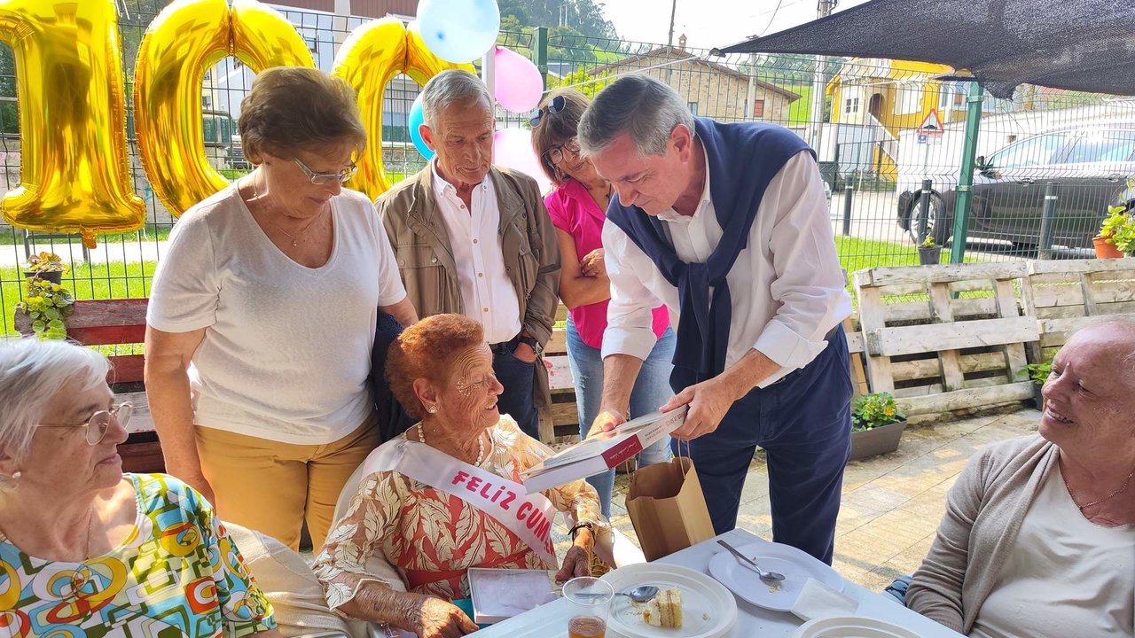 Ruiz Moya hizo entrega de un detalle a Carmen García Gómez