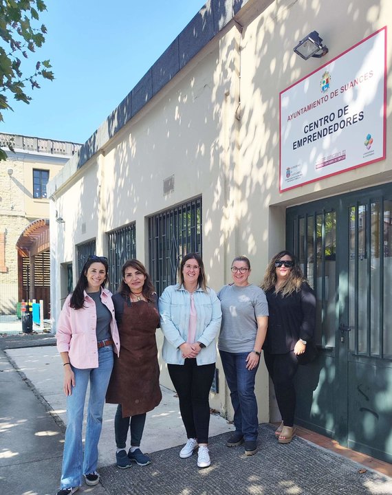 Grupo de emprendedoras junto a la concejala de Empleo de Suances