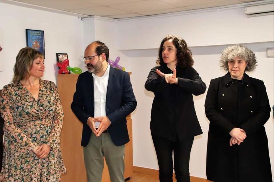 Urraca Casal junto a Catalina Cebellan de ASOBE en un acto en Torrelavega