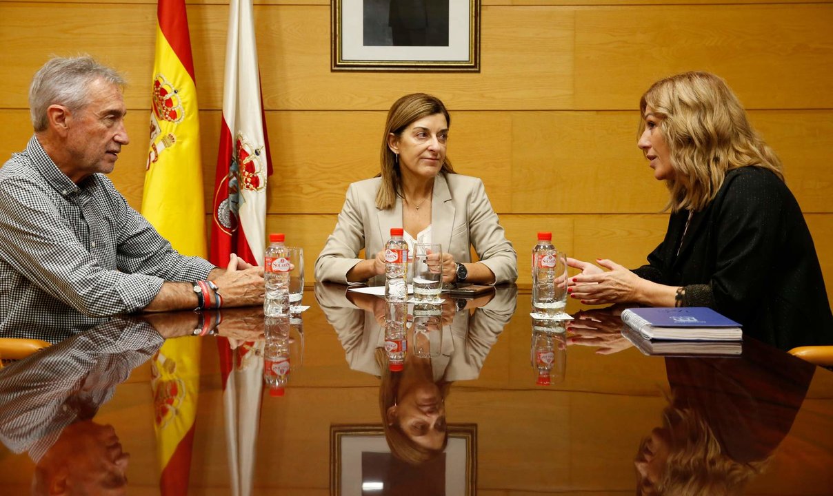 La presidenta de Cantabria, María José Sáenz de Buruaga, recibe a la alcaldesa de Polanco, Rosa Díaz. 

16 oct 24