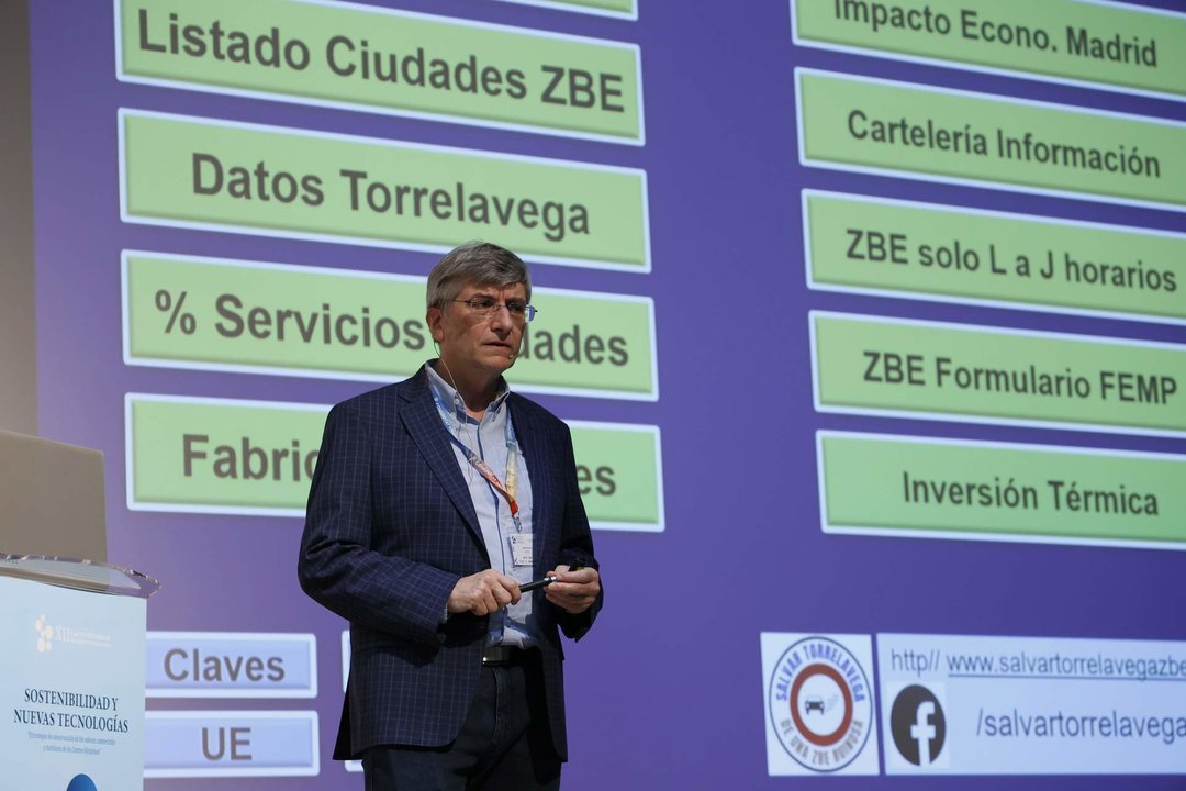 El portavoz de la Plataforma, Ángel Herreros, durante su intervención en el Congreso Internacional de Cascos Históricos en la ciudad de Sagunto,1