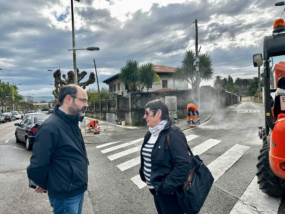 Urraca y la presidenta de la Asociación de Vecinos de Torres Monserrat Pérez