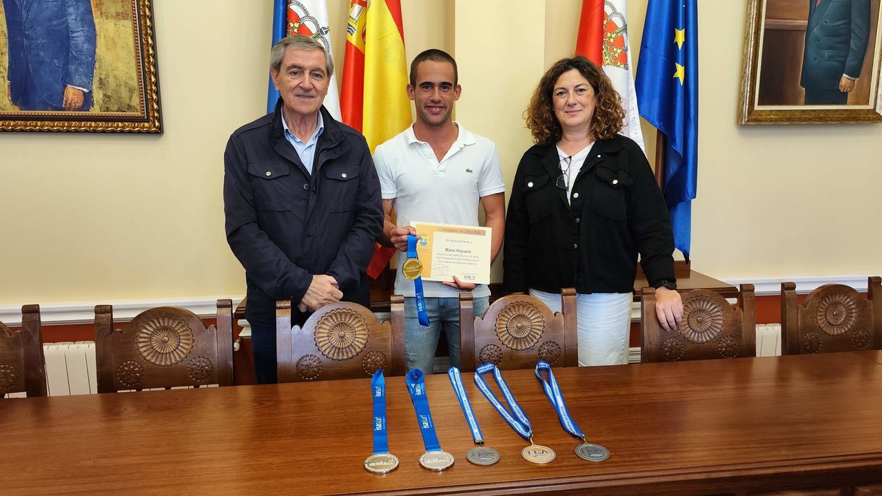 Manu Hoyuela junto al alcalde de Suances, Andrés Ruiz y la concejala de Deportes, Ana Santiago