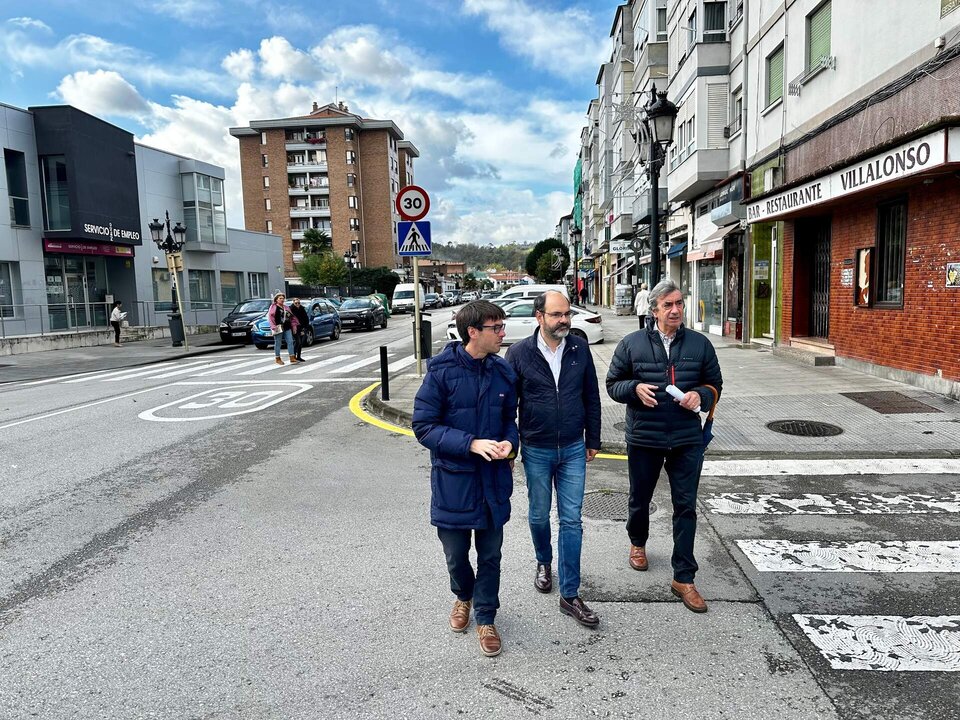 El concejal de Obras Jose Luis Urraca en la Avenida del Besaya