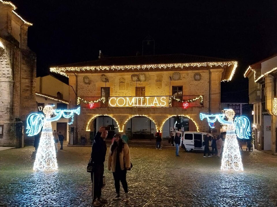 Luces Navidad plaza de la Constitución Comillas 2024