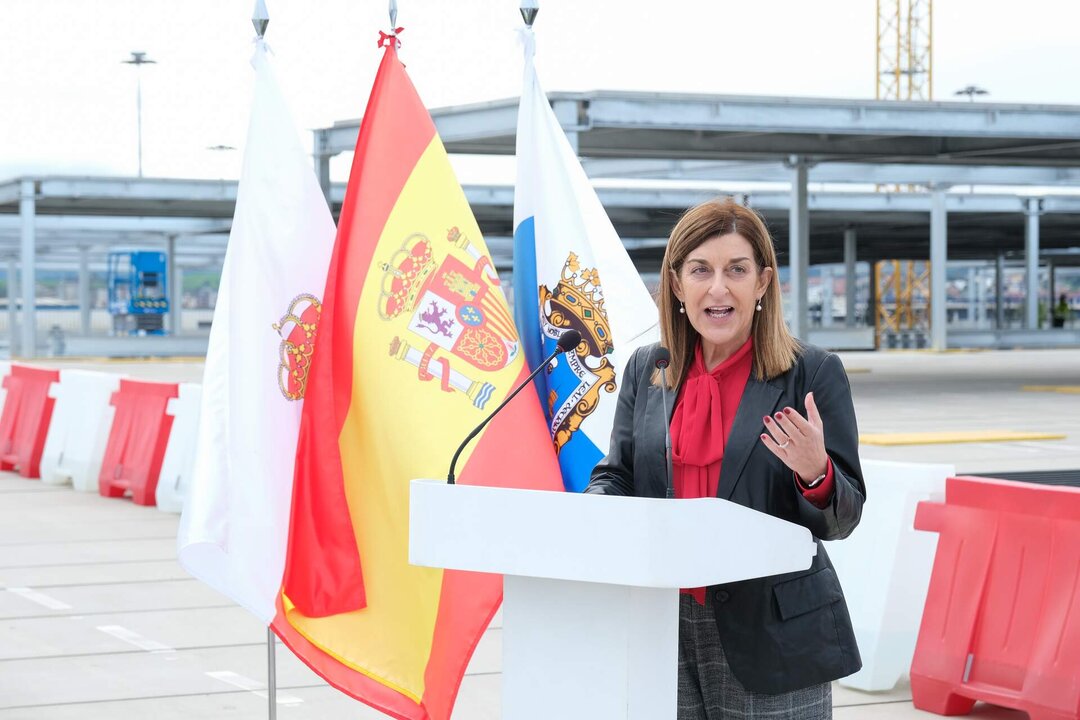 11:30 horas. Espigón central de Raos, Puerto de Santander. La presidenta de Cantabria, María José Sáenz de Buruaga, visita la primera fase de las obras de ampliación del silo de automóviles. 5 de diciembre de 2024 © Raúl Lucio