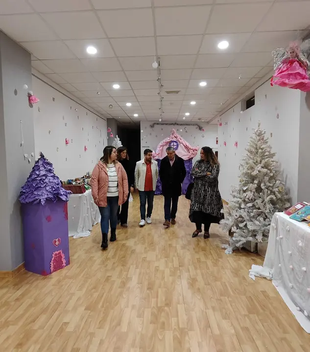 Visita de las autoridades suancinas a la exposición de la Biblioteca municipal Rosa Navidad