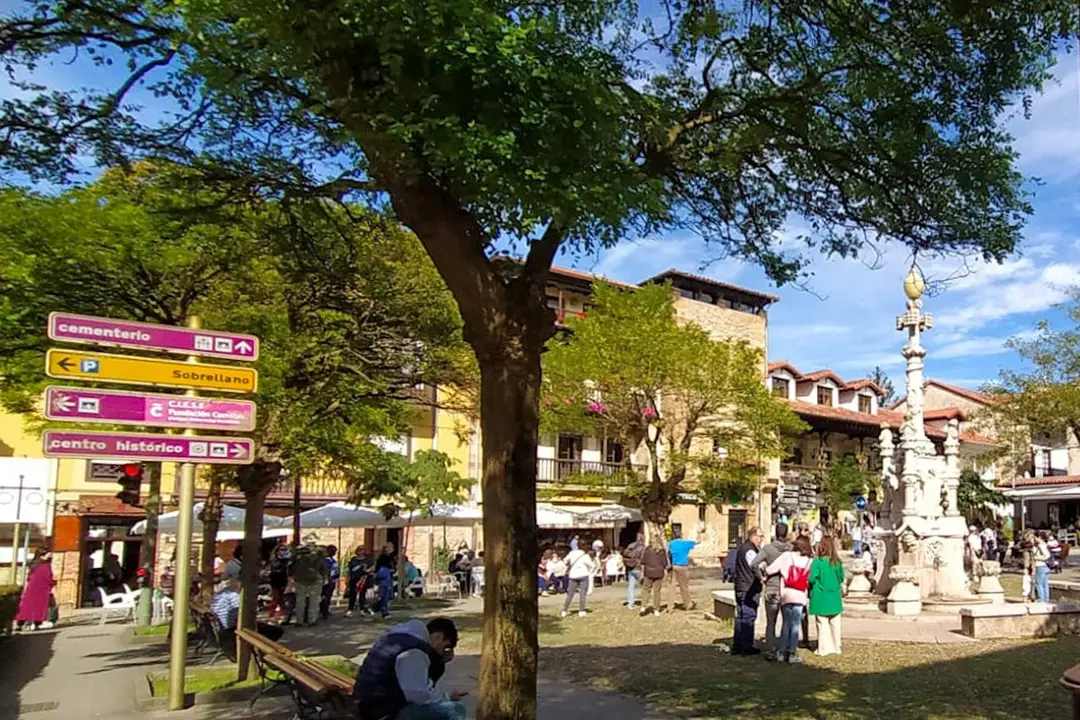 Plaza Tres Caños Comillas archivo