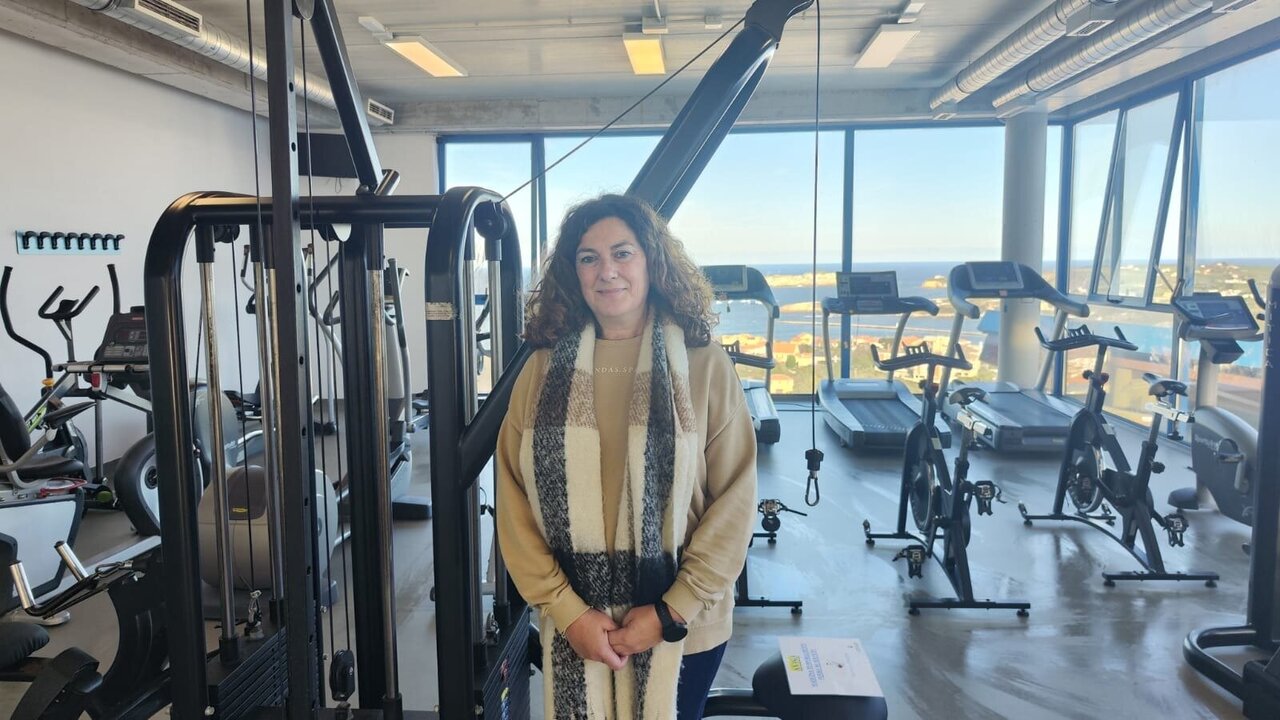 Ana Santiago, concejala de Deportes de Suances, en el gimnasio municipal