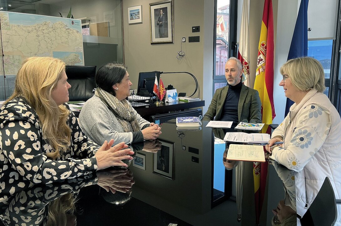 El consejero de Educación, Formación Profesional y Universidades, Sergio Silva, se reúne con la alcaldesa de Cabuérniga, Rosa María Fernández Iglesias.

14 ene 24