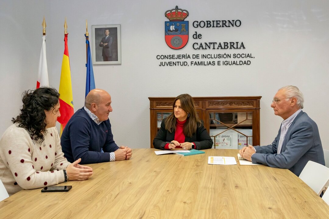 09:30 horas. Despacho de la consejera

La consejera de Inclusión Social, Juventud, Familias e Igualdad, Begoña Gómez, recibe al alcalde de Cartes, Agustín Molleda Gutiérrez.