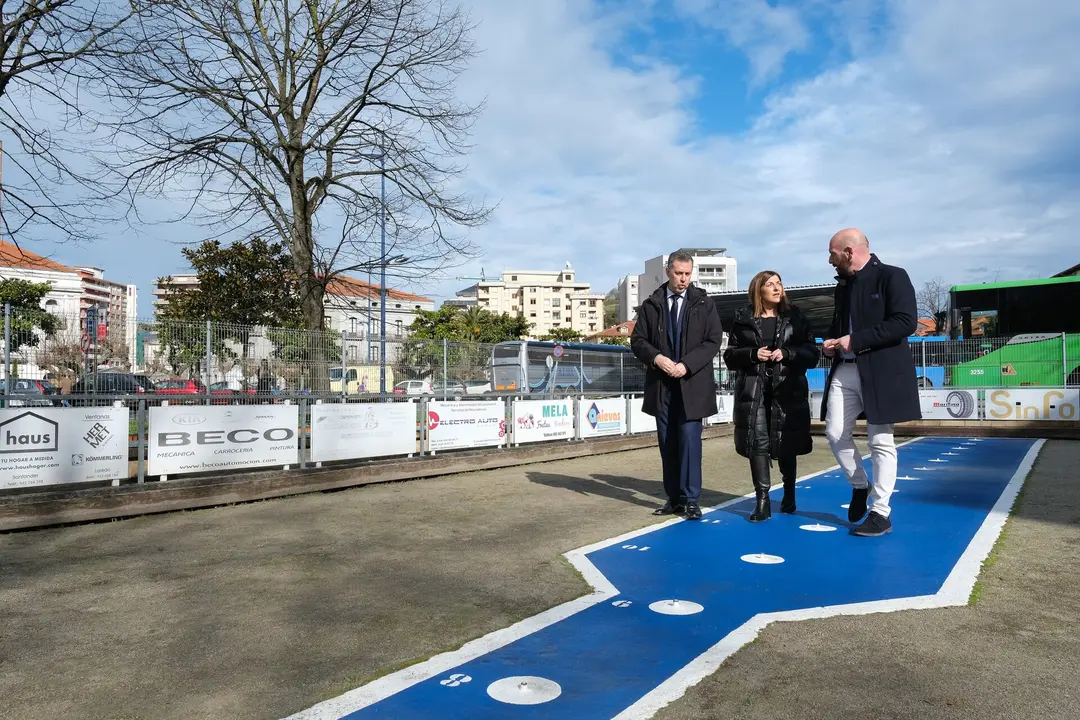 11:30 horas. La presidenta de Cantabria, María José Sáenz de Buruaga, presenta el proyecto de mejora de la bolera del Corro en Laredo. 7 de febrero de 2025 © Raúl Lucio