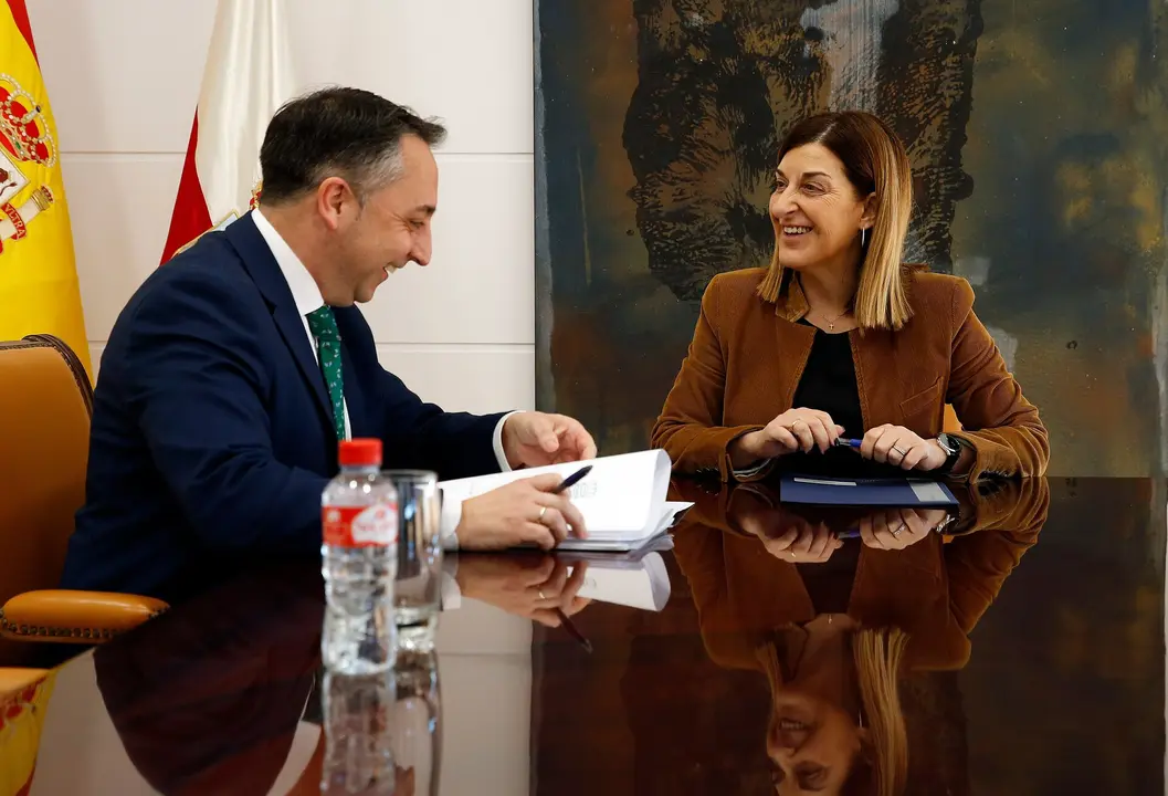 La presidenta de Cantabria, María José Sáenz de Buruaga, se reúne con el alcalde de Piélagos, Carlos Caramés.
11 feb 25