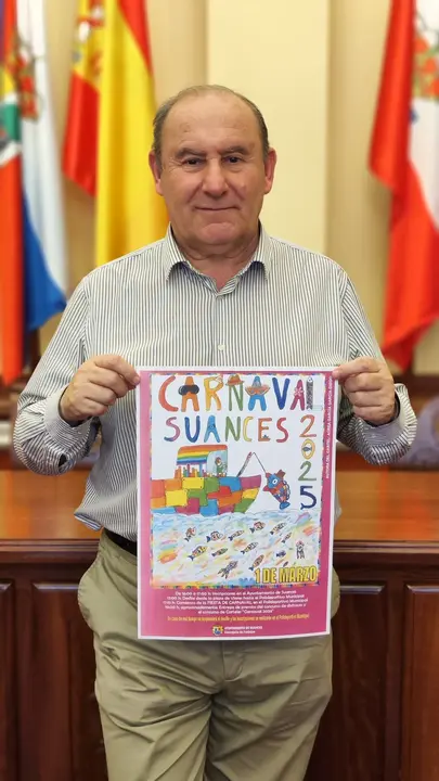 José Luis PLaza, concejal de Festejos del Ayuntamiento de Suances presenta el cartel de Carnaval de este año