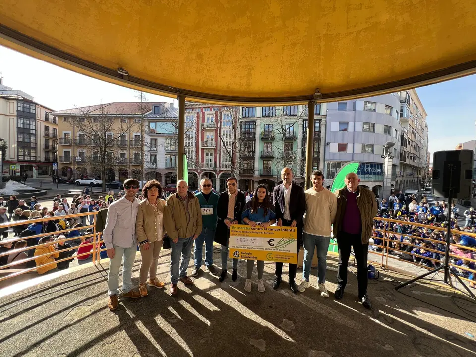 FOTO DE FAMILIA DE LA ENTREGA DEL CHEQUE A LA AECC