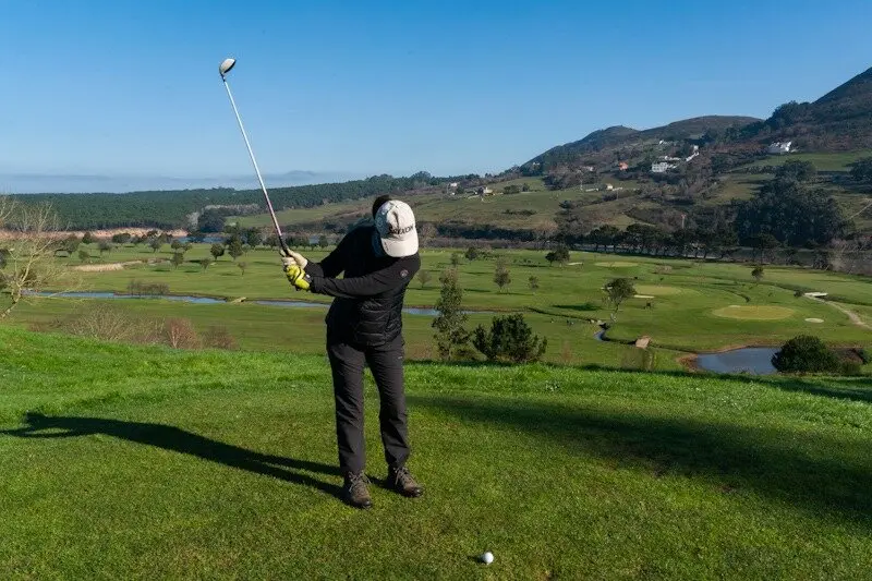 En la pequeña localidad de Mogro (Cantabria), se encuentra el campo de golf de Abra del Pas (Celia Barquin), Se llama Abra del Pas por estar situado precisamente en la desembocadura de este río, que rodea el campo y está rodeado de bosques y dunas de finísima arena lo que convierte las calles del campo en verdaderos prados.