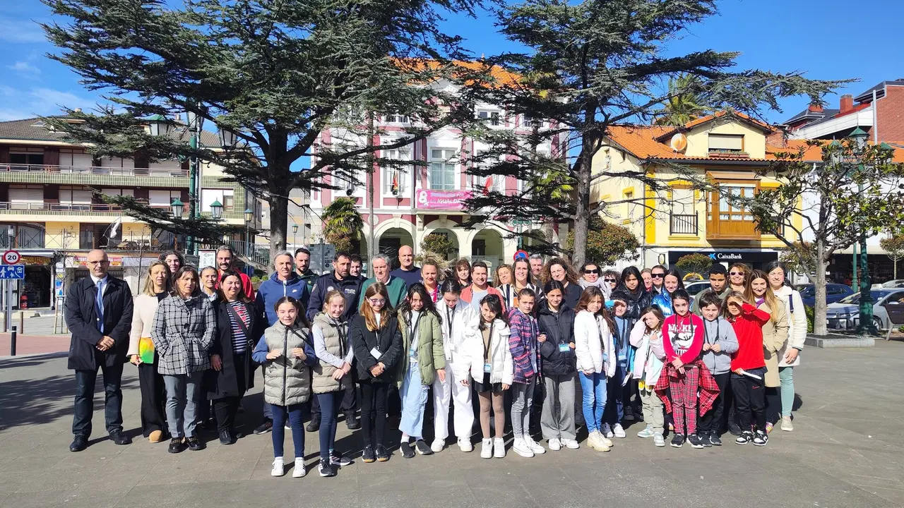 Participantes en la  sesión posan en la Plaza de Viares de Suances